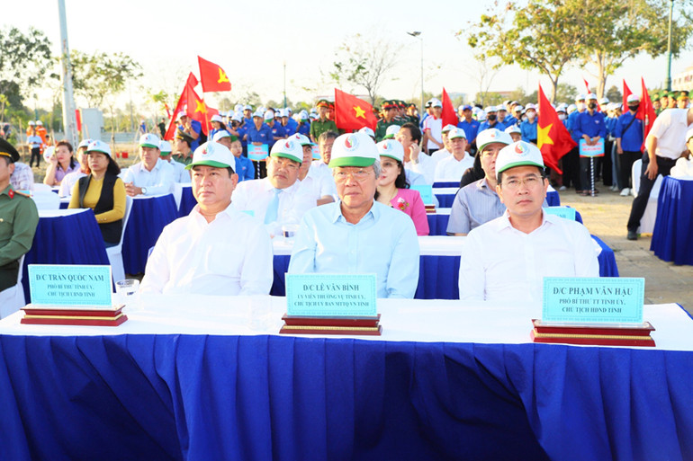 Các đồng chí lãnh đạo Tỉnh ủy Ninh Thuận tham dự Lễ phát động.