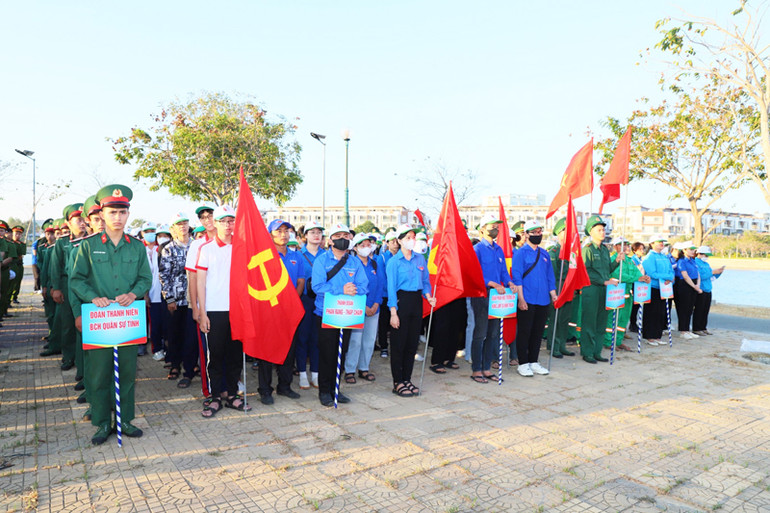 Hơn 500 cán bộ, chiến sĩ, đoàn viên thanh niên tham gia Lễ phát động.