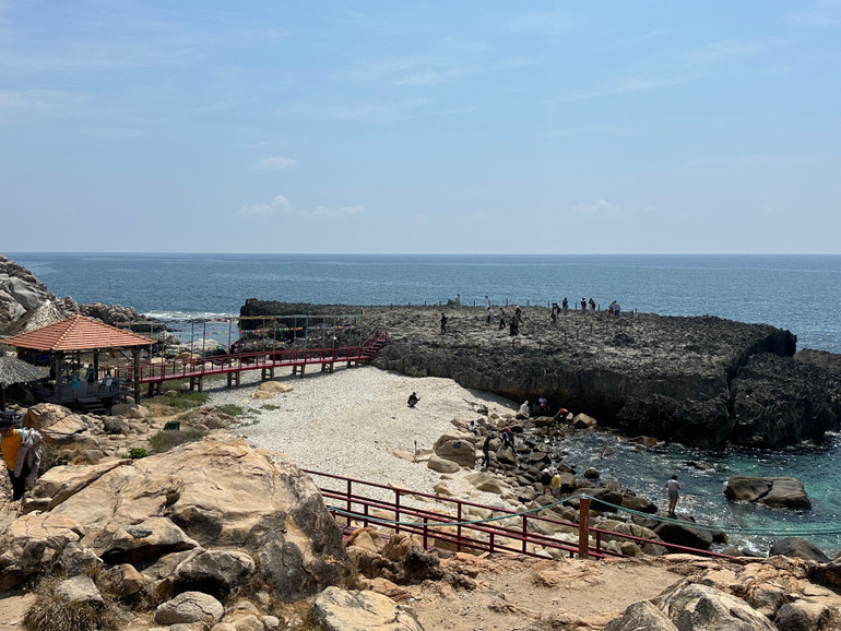 Khu vực Hang Rái, thuộc Vườn Quốc gia Núi Chúa, xã Vĩnh Hải, huyện Ninh Hải (Ninh Thuận) có tảng san hô lớn đã hóa thạch triệu năm tuổi, thu hút đông đảo du khách trong nước và quốc tế đến tham quan. (Ảnh: NGUYỄN TRUNG) Khu vực Hang Rái, thuộc Vườn Quốc gia Núi Chúa, xã Vĩnh Hải, huyện Ninh Hải (Ninh Thuận) có tảng san hô lớn đã hóa thạch triệu năm tuổi, thu hút đông đảo du khách trong nước và quốc tế đến tham quan. (Ảnh: NGUYỄN TRUNG)