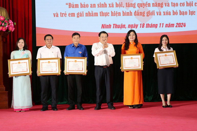 Lãnh đạo Ủy ban nhân dân tỉnh Ninh Thuận tặng bằng khen cho các tập thể và cá nhân đã có thành tích xuất sắc thực hiện Chiến lược quốc gia về bình đẳng giới trên địa bàn tỉnh năm 2024.