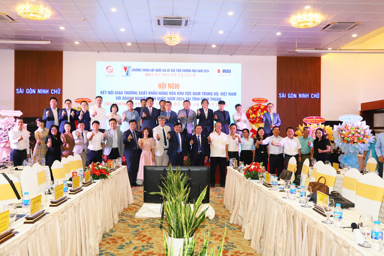 Các đại biểu chụp ảnh lưu niệm cùng vui mừng hội nghị thành công tốt đẹp. (Ảnh:NGUYỄN TRUNG)