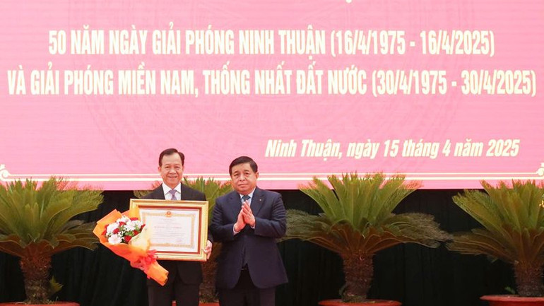 Phó Thủ tướng Chính phủ Nguyễn Chí Dũng trao Huân chương Lao động hạng Nhì của Chủ tịch nước tặng đồng chí Trần Minh Lực, Phó Chủ tịch Hội đồng nhân dân tỉnh Ninh Thuận. Phó Thủ tướng Chính phủ Nguyễn Chí Dũng trao Huân chương Lao động hạng Nhì của Chủ tịch nước tặng đồng chí Trần Minh Lực, Phó Chủ tịch Hội đồng nhân dân tỉnh Ninh Thuận.