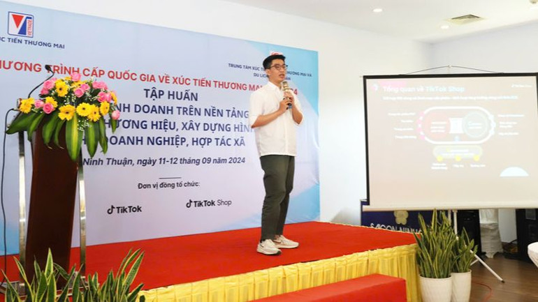 Chuyên gia đại diện Cục Xúc tiến thương mại, TikTok Shop Việt Nam giới thiệu cụ thể những nội dung quan trọng về các hoạt động xúc tiến thương mại, các nền tảng kinh doanh số cho các chủ doanh nghiệp, giám đốc các hợp tác xã của tỉnh Ninh Thuận. (Ảnh: NGUYỄN TRUNG) Chuyên gia đại diện Cục Xúc tiến thương mại, TikTok Shop Việt Nam giới thiệu cụ thể những nội dung quan trọng về các hoạt động xúc tiến thương mại, các nền tảng kinh doanh số cho các chủ doanh nghiệp, giám đốc các hợp tác xã của tỉnh Ninh Thuận. (Ảnh: NGUYỄN TRUNG)