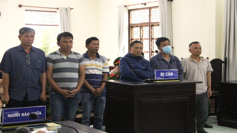 Các bị cáo nghe Hội đồng xét xử tuyên án phạt tù giam. Các bị cáo nghe Hội đồng xét xử tuyên án phạt tù giam.