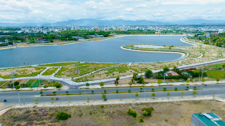 Hồ điều hòa trung tâm, phường Mỹ Bình, là một trong những công trình thuộc dự án “Môi trường bền vững các thành phố duyên hải - Tiểu dự án thành phố Phan Rang-Tháp Chàm” có tổng mức đầu tư hơn 103 triệu USD được xây dựng từ năm 2016 và hoàn thành vào tháng 6/2024, đáp ứng mục tiêu cải thiện điều kiện vệ sinh môi trường, nâng cao sức khỏe của người dân thành phố và tạo cảnh quan “xanh - sạch - đẹp”, hướng đến phát triển thành phố Phan Rang-Tháp Chàm trở thành đô thị thông minh hiện đại.