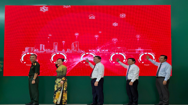 Lãnh đạo tỉnh Ninh Thuận và thành phố Phan Rang-Tháp Chàm cùng đại diện Tập đoàn Công nghiệp - Viễn thông Quân đội nhấn nút khai trương Trung tâm IOC.