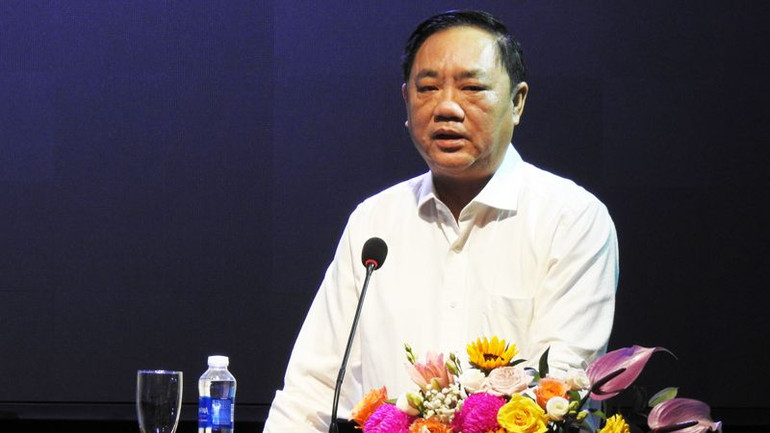 Giám đốc Ngân hàng Nhà nước, Chi nhánh tỉnh Ninh Thuận Chu Vân phản ánh những vướng mắc khi triển khai thanh toán không dùng tiền mặt tại các vùng nông thôn trong thời gian vừa qua (Ảnh: NGUYỄN TRUNG)