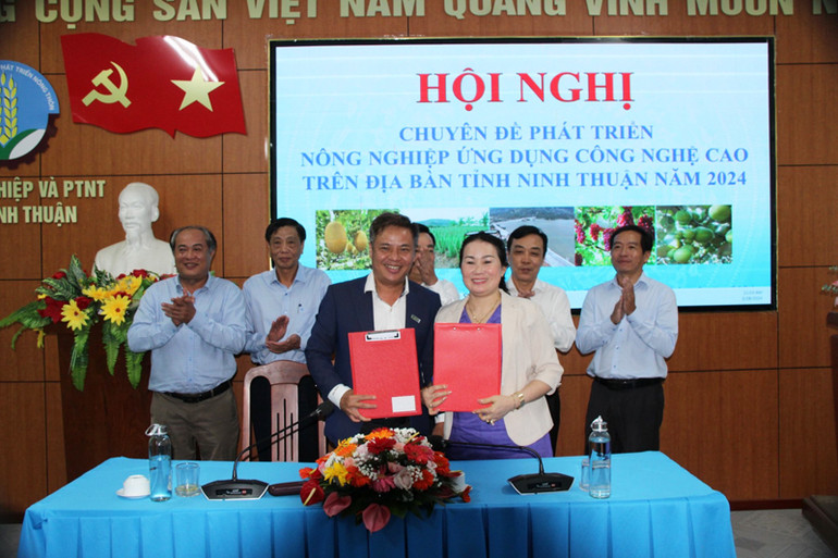 Ông Nguyễn Minh Tín, Phó Tổng Giám đốc Công ty GC Food ký kết bao tiêu sản phẩm nha đam với doanh nghiệp tại tỉnh Ninh Thuận.