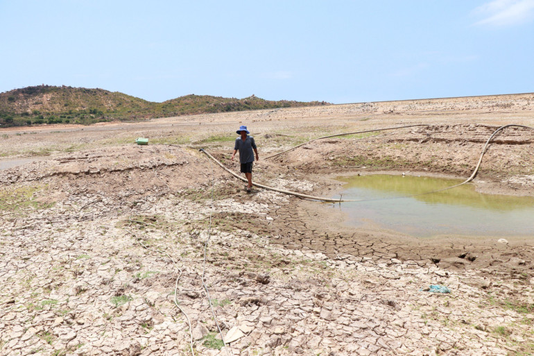 Hồ Ông Kinh ở xã Nhơn Hải, huyện Ninh Hải (Ninh Thuận) có dung tích 0,83 triệu m3, nay đã cạn kiệt, chỉ còn lác đác vài hố nước nhỏ trong lòng hồ.