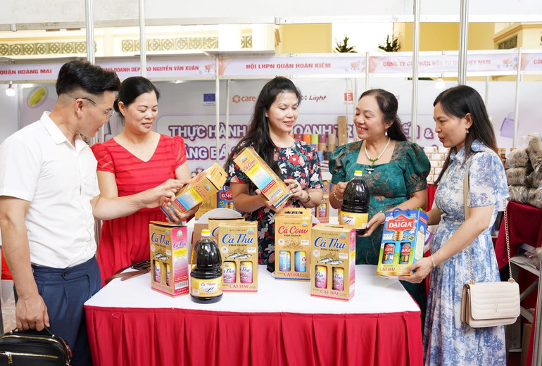 Các đại biểu tham dự quầy hàng tại hội chợ của phụ nữ kinh doanh ứng dụng công nghệ số. Các đại biểu tham dự quầy hàng tại hội chợ của phụ nữ kinh doanh ứng dụng công nghệ số.