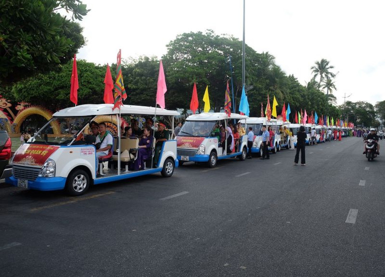 18 chiếc xe điện được trang trí cờ hoa rực rỡ diễu hành tại thành phố Vũng Tàu.