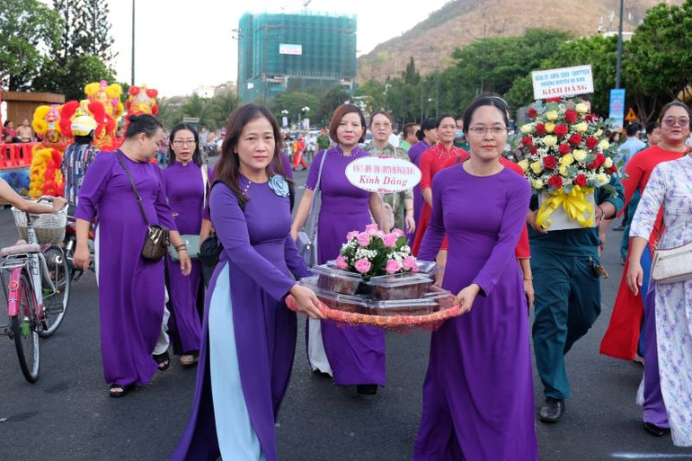 Đông đảo người dân, học sinh hành lễ, thắp hương tri ân, tưởng nhớ công lao các Vua Hùng.