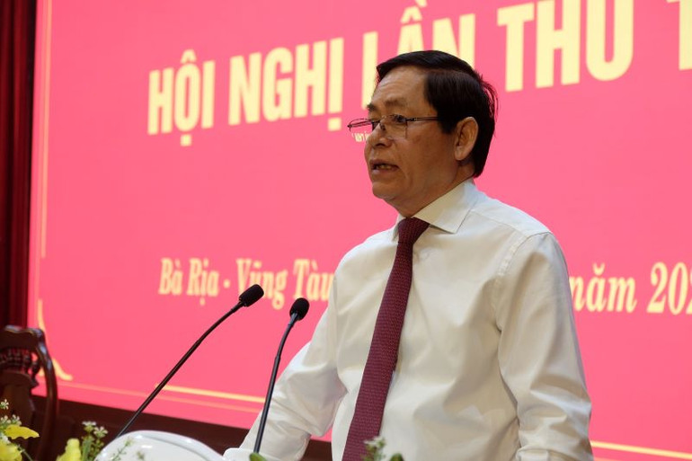 Đồng chí Phạm Viết Thanh Ủy viên Trung ương Đảng, Bí thư Tỉnh ủy, Chủ tịch Hội đồng nhân dân tỉnh phát biểu tại Hội nghị.