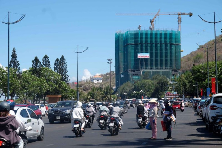 Buổi chiều, khách du lịch tiếp tục đổ về thành phố Vũng Tàu để nghỉ lễ.