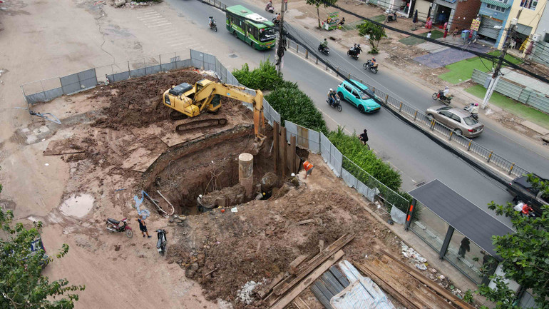 Metro số 2 đoạn đi ngầm qua công viên Lê Thị Riêng, quận 10 đang thi công. Metro số 2 đoạn đi ngầm qua công viên Lê Thị Riêng, quận 10 đang thi công.