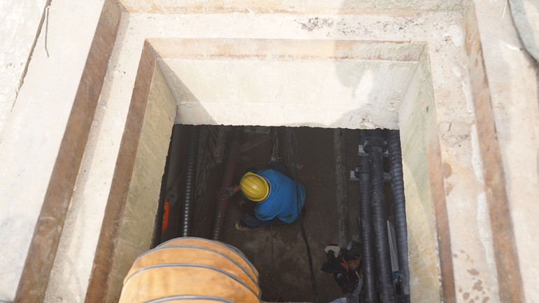 Công nhân tất bật thi công tại ga S2- Tao Đàn thuộc tuyến Metro số 2 Thành phố Hồ Chí Minh (Bến Thành-Tham Lương). Công nhân tất bật thi công tại ga S2- Tao Đàn thuộc tuyến Metro số 2 Thành phố Hồ Chí Minh (Bến Thành-Tham Lương).