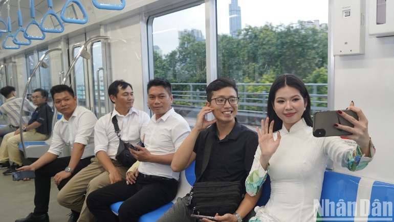 Trải nghiệm cùng tuyến Metro số 1.