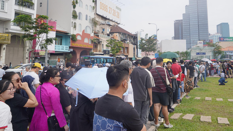 Ngày 22/12, ngày đầu tiên tuyến Metro số 1 vận hành chính thức, người dân Thành phố Hồ Chí Minh tập trung chờ đi tàu tại lối lên xuống nối cửa tây chợ Bến Thành với nhà ga Bến Thành.