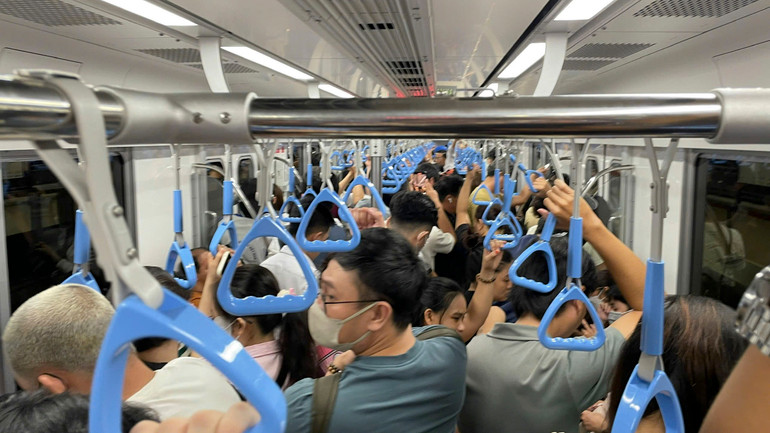 Hành khách trên chuyến tàu kế tiếp chờ xử lý sự cố đối với đoàn tàu phía trước và tiếp tục hành trình sau 15 phút tàu tạm ngừng chạy.