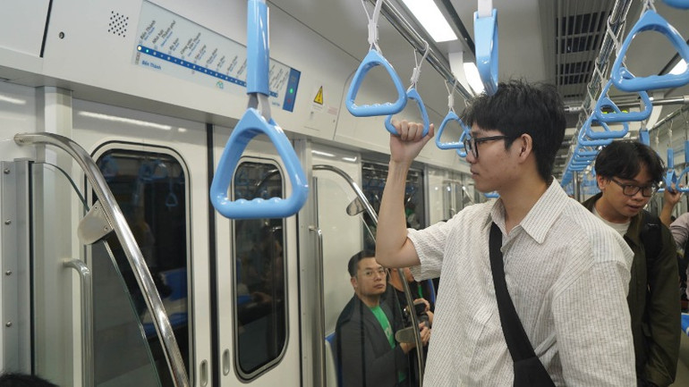 Các khách mời trải nghiệm Metro số 1.