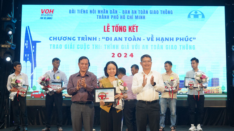 Trao giải cho các thí sinh đoạt giải cuộc thi.