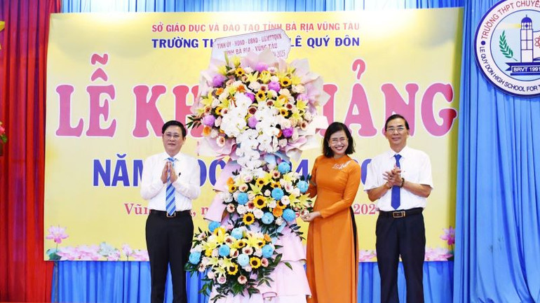 Ông Lê Ngọc Khánh, Phó Chủ tịch Ủy ban nhân dân tỉnh tặng hoa chúc mừng Lễ khai giảng năm học mới tại Trường trung học phổ thông chuyên Lê Quý Đôn.