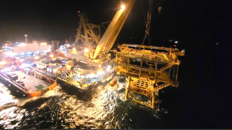 Lắp đặt thành công khối thượng tầng vào chân đế giàn BK-23. (Ảnh: Vietsovpetro)