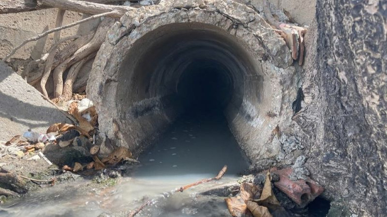 Nước thải chảy trực tiếp ra biển thông qua cửa cống thoát nước tại đường Trần Phú.