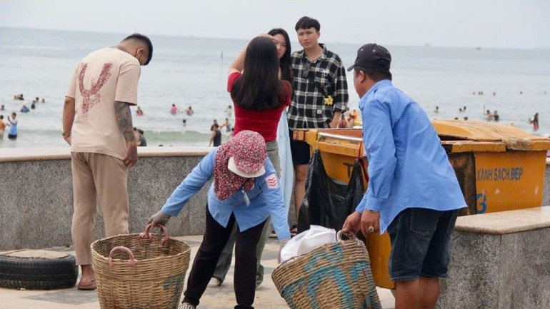 Vệ sinh môi trường tại các khu du lịch, bãi tắm luôn được bảo đảm