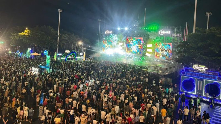 Chương trình Bia Tuborg tối 31/8 tại Công viên cột cờ, Bãi Sau diễn ra với sự tham gia của khoảng 40.000 lượt du khách.