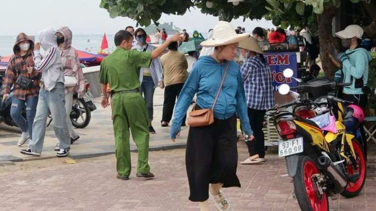 Tập trung lực lượng tuần tra để bảo đảm tình hình an ninh trật tự cho du khách.