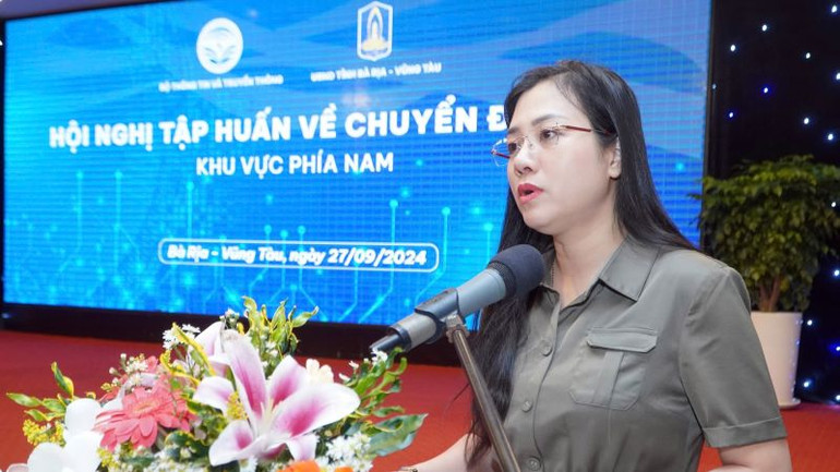 Phó Cục trưởng Cục Chuyển đổi số quốc gia (Bộ Thông tin và Truyền thông) Trần Thị Quốc Hiền phát biểu tại hội nghị.