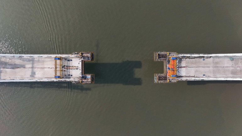 Cầu được thiết kế loại dây văng với chiều cao khoảng không giữa gầm cầu với mặt nước cao 55m giúp tàu thuyền trọng tải lớn thường xuyên lưu thông trên sông Soài Rạp dễ dàng.