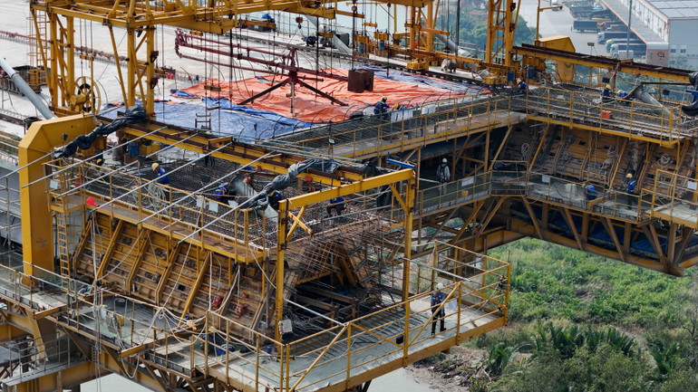 Theo ghi nhận của phóng viên, hiện Thành phố Hồ Chí Minh đang bước vào mùa nắng nóng công nhân đang tập trung thi công các hạng mục chính, bao gồm kéo dây văng và đổ bê tông.