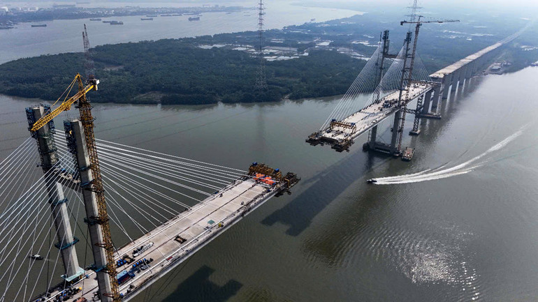 Cầu Bình khánh khởi công vào tháng 8/2015, dự kiến hoàn thành sau 47 tháng. Đến tháng 12/2018, dù đạt 70% tiến độ, công trình buộc phải tạm dừng thi công do gặp phải khó khăn về nguồn vốn.