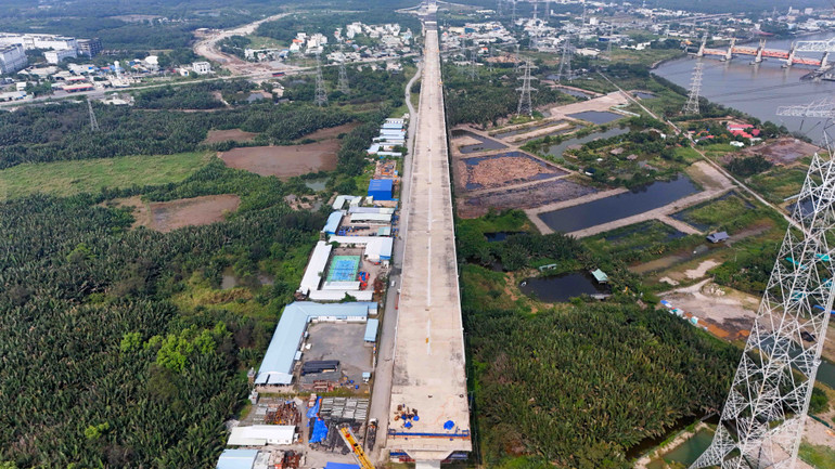 Theo đại diện Ban Quản lý các đường cao tốc phía Nam (thuộc Tổng công ty Đầu tư phát triển đường cao tốc Việt Nam ) cho biết, sau hơn 1 năm tái khởi động, cầu Bình khánh đạt trên 93% sản lượng. Công nhân đang tập trung đúc hẫng và lắp đặt dây văng. Đến nay, công trình hoàn thành 15/18 đúc cầu và dự kiến sẽ hoàn thành vào đầu tháng 9/2025.