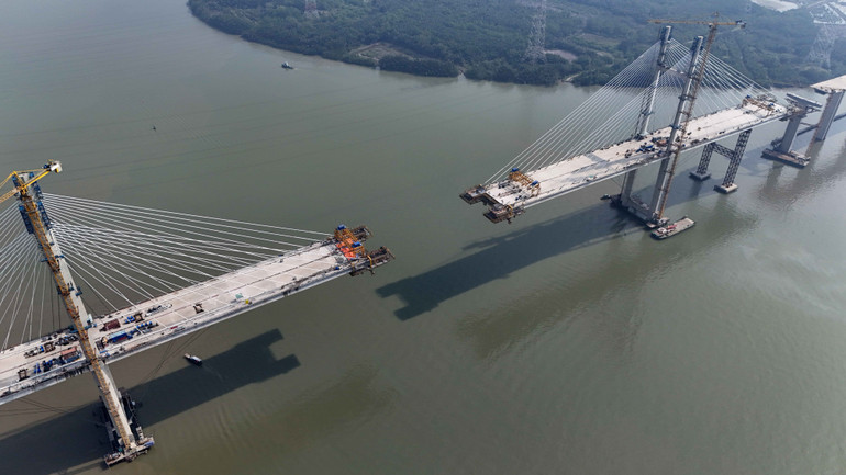 Đây là cây cầu lớn nhất toàn tuyến, với tổng mức đầu tư hơn 2.800 tỷ đồng.