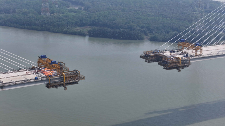 Cầu Bình khánh có độ dài 2 nhịp chính của cầu giữa lòng sông là 375m, đặt trên hai trụ cầu cao 155 m với móng trụ tháp có kết cấu dạng móng cọc cừ ống thép.