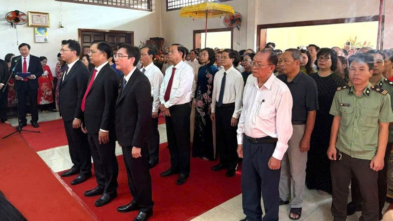 Lãnh đạo tỉnh và thành phố dâng hương tưởng niệm các Vua Hùng tại Đền thờ Hùng Vương-Mẫu Cửu, thành phố Vũng Tàu.