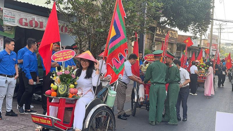 Các đơn vị của thành phố chuẩn bị diễu hành qua các tuyến phố.