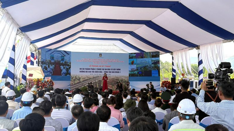 Toàn cảnh buổi lễ.