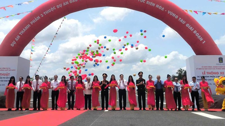 Các đại biểu cắt băng thông xe kỹ thuật dự án thành phần 3 cao tốc Biên Hòa-Vũng Tàu.