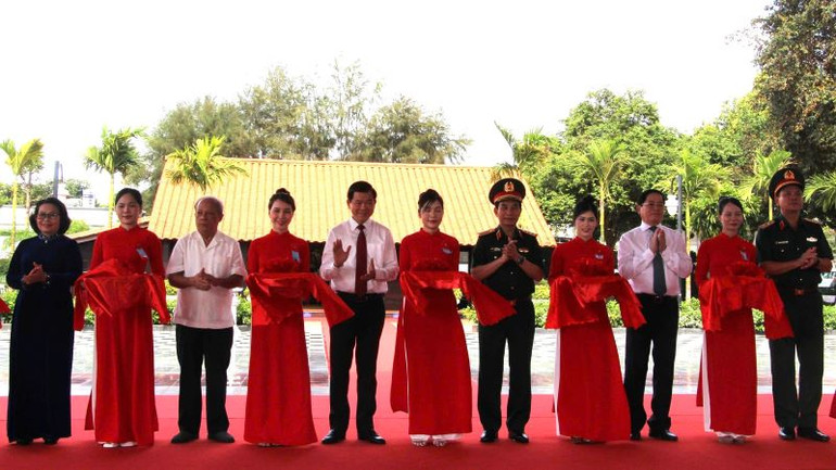 Đại tướng Phan Văn Giang dự lễ khánh thành công trình Công viên tượng đài, Nhà lưu niệm Anh hùng liệt sĩ Võ Thị Sáu tại huyện Long Đất.