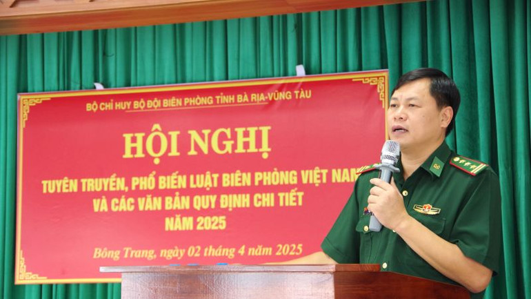 Thượng tá Đặng Văn Trọng, Phó Chủ nhiệm Chính trị Bộ đội Biên phòng tỉnh giới thiệu, tuyên truyền, phổ biến các nội dung cơ bản của Luật Biên phòng Việt Nam tại xã Bông Trang. Thượng tá Đặng Văn Trọng, Phó Chủ nhiệm Chính trị Bộ đội Biên phòng tỉnh giới thiệu, tuyên truyền, phổ biến các nội dung cơ bản của Luật Biên phòng Việt Nam tại xã Bông Trang.