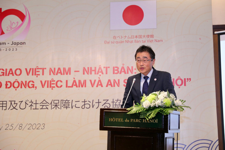 Phó Đại sứ Watanabe Shige phát biểu tại hội thảo.