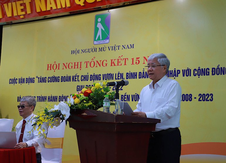 Đồng chí Đỗ Văn Chiến phát biểu tại hội nghị.