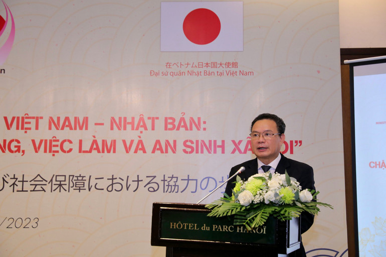 Thứ trưởng Lao động-Thương binh và Xã hội Lê Văn Thanh phát biểu tại hội thảo.