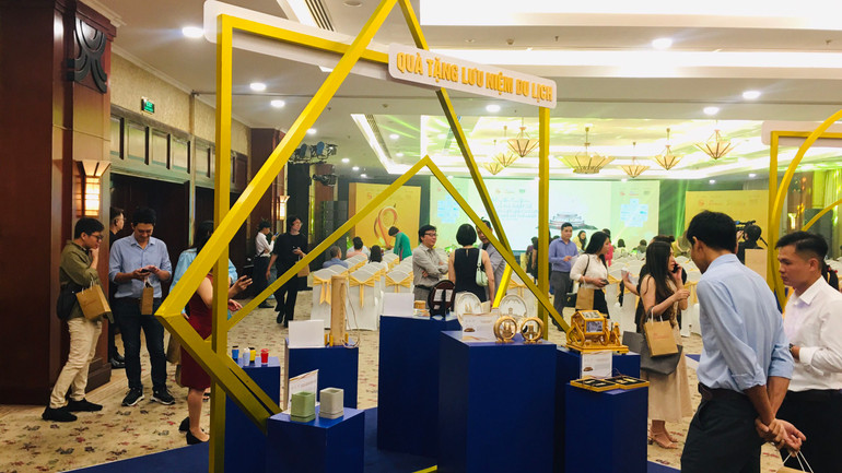 Các đại biểu tham quan sản phẩm trưng bày tại buổi trao giải. Các đại biểu tham quan sản phẩm trưng bày tại buổi trao giải.