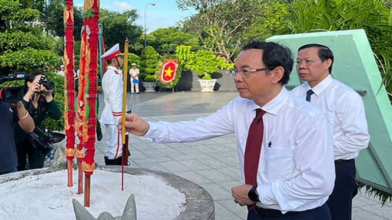 Đồng chí Nguyễn Văn Nên, Ủy viên Bộ Chính trị, Bí thư Thành ủy Thành phố Hồ Chí Minh dâng hương tại Nghĩa trang liệt sĩ thành phố.