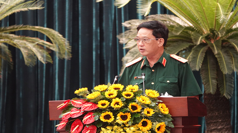 Thiếu tướng Vũ Quang Đạo, nguyên Viện trưởng Viện Lịch sử quân sự Việt Nam trình bày tham luận tại Hội thảo.